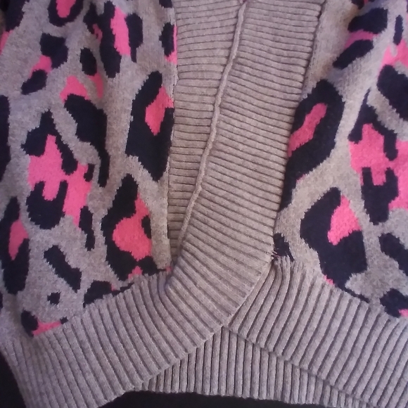 Paisley Grace Women's Gray and Pink Leopard Print Sweater Size M Cut Out In Back - Picture 8 of 10